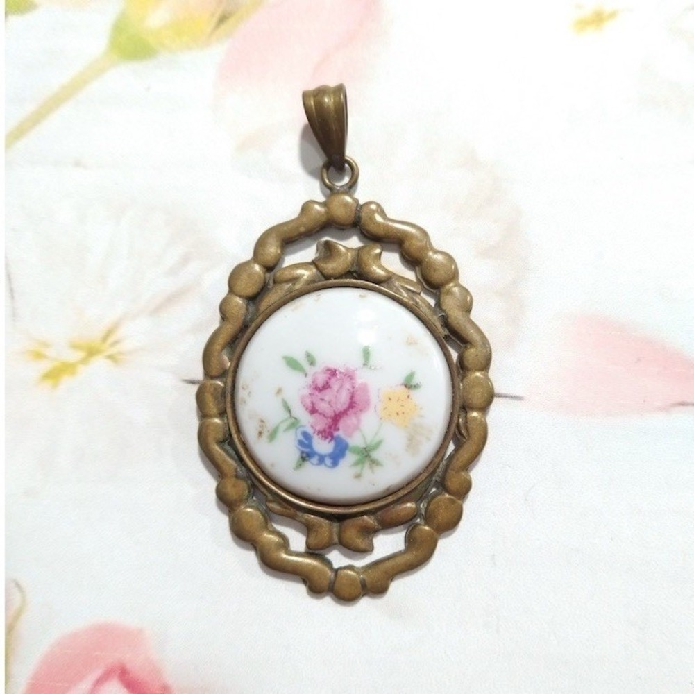 Antique Estate Vintage Floral Cameo Pendant Brass Tone Oval Frame Pink Rose